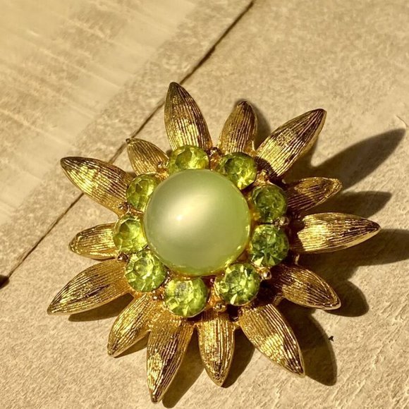 CORO Vintage Chic Signed Gold Tone Flower Rhinestone Clip Back Earrings Classic - Picture 9 of 10